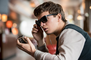 Картинка кино+фильмы baby+driver плейер парень энсел элгорт baby driver ansel elgort очки