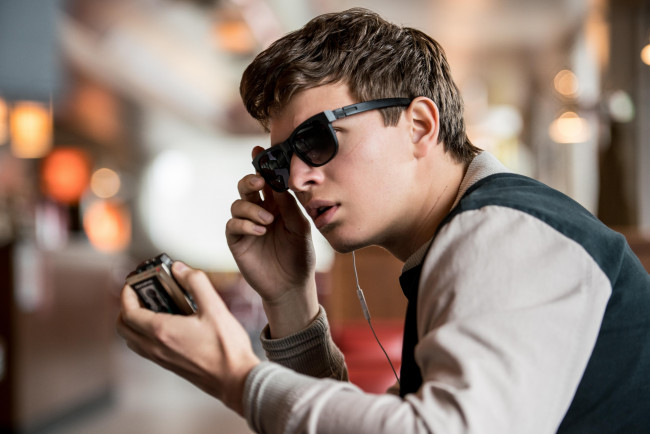 Обои картинки фото кино фильмы, baby driver, плейер, парень, энсел, элгорт, baby, driver, ansel, elgort, очки