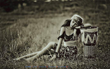 Картинка календари компьютерный+дизайн природа растение трава сидеть девушка корзина платок