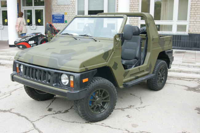 Обои картинки фото самоделка, автомобили, выставки и уличные фото, девушка, здание, зеленый, джип