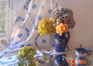 Картинка цветы гортензия натюрморт зеркало отражение керамика вечер закат