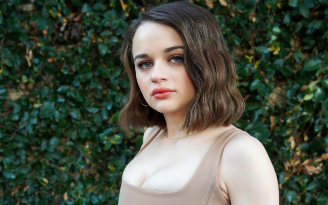 Обои картинки фото девушки, joey king, шатенка, лицо, декольте