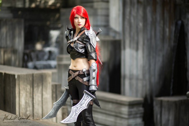 Обои картинки фото девушки, - креатив,  косплей, fusromeow, катарина, костюм, оружие