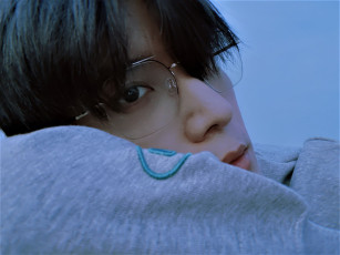 Картинка мужчины liu+haikuan ктер лицо очки свитер