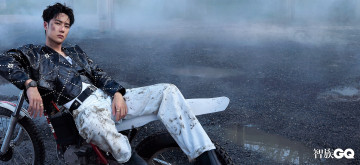Картинка мужчины wang+yi+bo актер певец мотоцикл грязь лужи