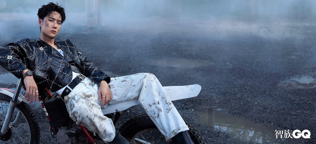 Обои картинки фото мужчины, wang yi bo, актер, певец, мотоцикл, грязь, лужи
