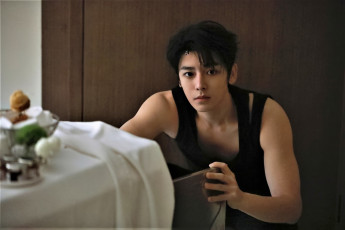 Картинка мужчины hou+ming+hao актер майка стол