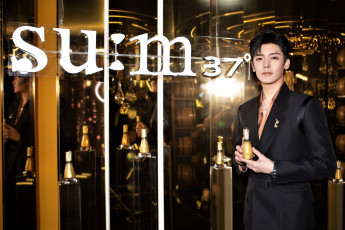 Картинка мужчины hou+ming+hao актер пиджак флаконы зеркало