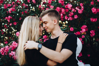 Картинка разное мужчина+женщина цветущий куст весна влюбленные объятие