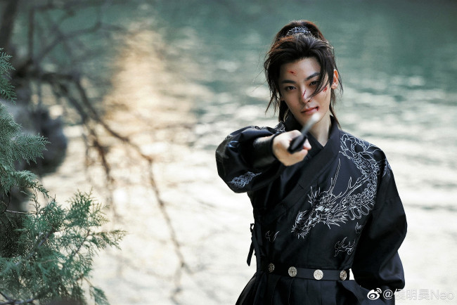 Обои картинки фото кино фильмы, back from the brink, парень, кинжал, река