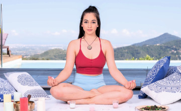 Картинка девушки ginebra+bellucci брюнетка топ шорты подушки бассейн