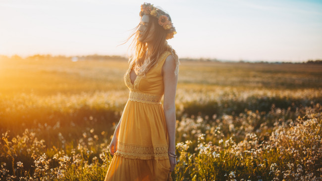 Обои картинки фото девушки, - блондинки,  светловолосые, девушка, венок