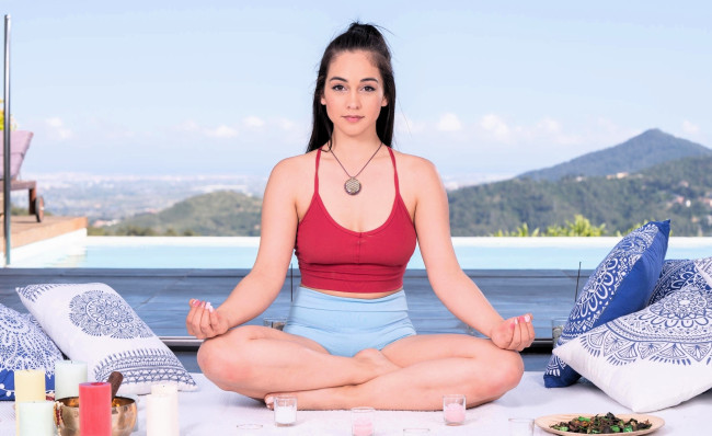 Обои картинки фото девушки, ginebra bellucci, брюнетка, топ, шорты, подушки, бассейн