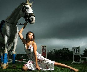 Картинка девушки -+азиатки лошадь брюнетка платье лужайка