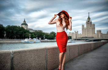 Картинка девушки -+рыжеволосые+и+разноцветные рыжая шляпа блузка юбка каблуки ограда набережная река здание парк