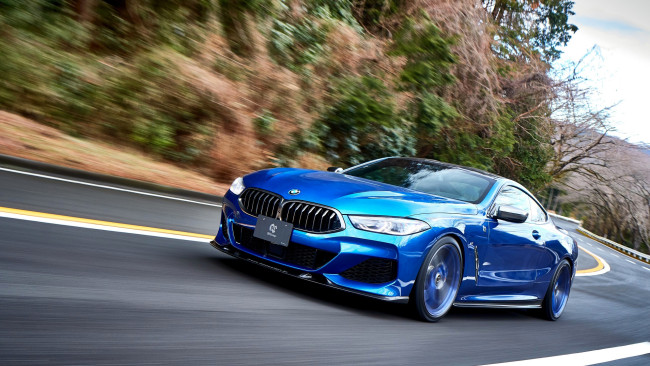 Обои картинки фото bmw m850i xdrive coupe, автомобили, bmw, синий, скорость, дорога, поворот, горы, лес