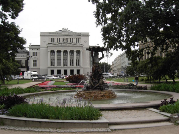 Обои картинки фото рига, фонтан, театра, оперы, балета, города, латвия