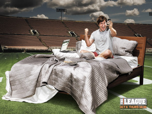 Картинка лига сериал кино фильмы the league 2009 стадион кровать телефон кричит радость мужчина