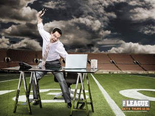 Картинка лига сериал кино фильмы the league 2009 стадион псих кричит орет ноутбук мужчина ломает фан