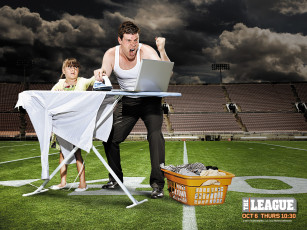 обоя лига, сериал, кино, фильмы, the, league, ноутбук, гладит, кричит, утюг, девочка, мужчина, стадион, 2009