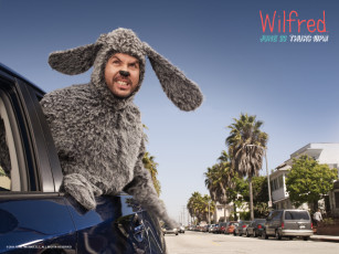 Картинка уилфред сериал кино фильмы wilfred элайджа вуд elijah wood собака dog