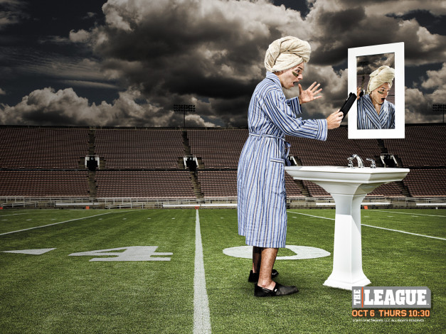 Обои картинки фото лига, сериал, кино, фильмы, the, league, 2009, мужчина, стадион, раковина, зеркало