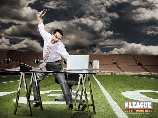 Обои картинки фото лига, сериал, кино, фильмы, the, league, 2009, стадион, псих, кричит, орет, ноутбук, мужчина, ломает, фан
