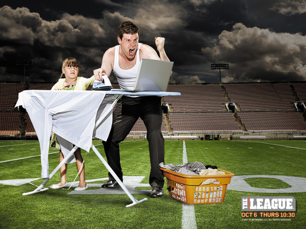 Обои картинки фото лига, сериал, кино, фильмы, the, league, ноутбук, гладит, кричит, утюг, девочка, мужчина, стадион, 2009