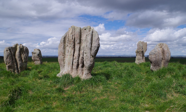 Обои картинки фото природа, камни, минералы, глыбы, поле, трава