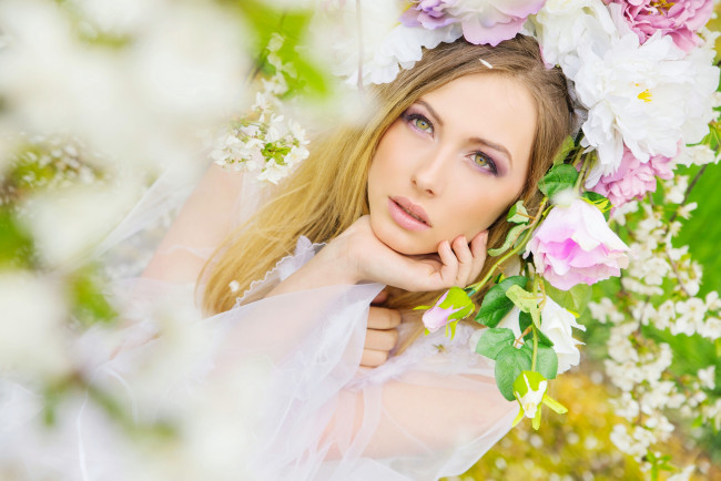 Обои картинки фото девушки, -unsort , лица,  портреты, лицо, цветы, венок
