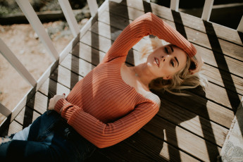 Картинка alysha+nett девушки голые плечи рваные джинсы ожерелье смотрит на зрителя alysha nett модель блондинка женщины открытом воздухе лежа спине