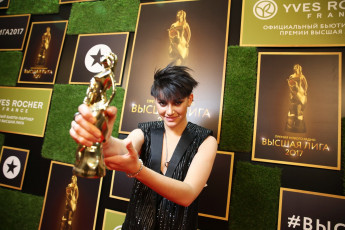 Картинка музыка -временный статуэтка певица девушка приз взгляд