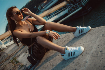 Картинка девушки -unsort+ брюнетки темноволосые шатенка очки кроссовки часы сумка набережная серьги