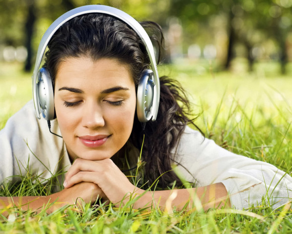 Обои картинки фото музыка, -другое, природа, лицо, трава, девушка, наушники