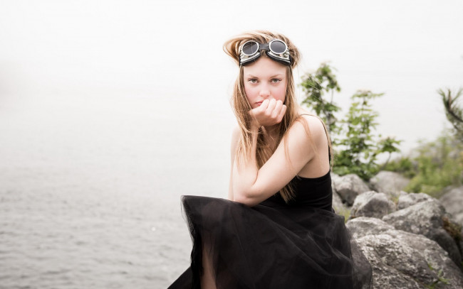 Обои картинки фото девушки, -unsort , блондинки,  светловолосые, вода, камни, платье, очки, блондинка