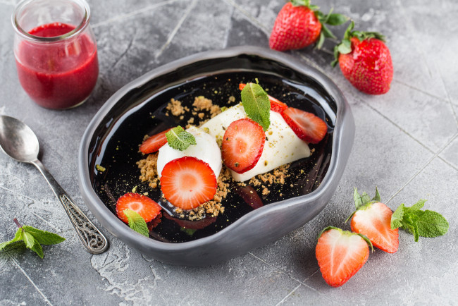 Обои картинки фото еда, мороженое,  десерты, клубника, ягоды, десерт