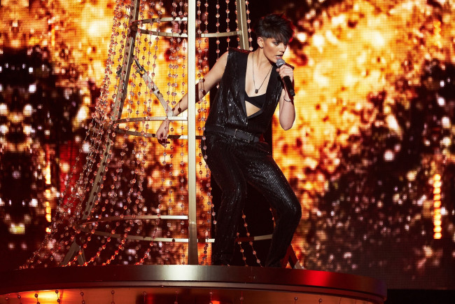 Обои картинки фото эмма м, музыка, -временный, концерт, выступление, певица, микрофон, взгляд, девушка