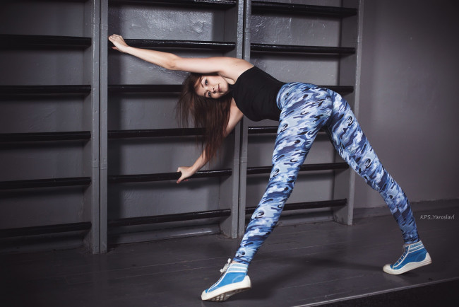 Обои картинки фото спорт, фитнес, фон, взгляд, девушка