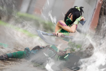 Картинка девушки -+креатив +косплей костюм оружие движение пыль