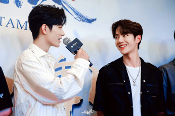 Картинка разное знаменитости ван ибо сяо чжань микрофон