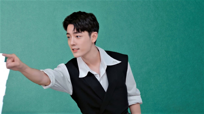 Обои картинки фото мужчины, xiao zhan, актер, жилет, жест