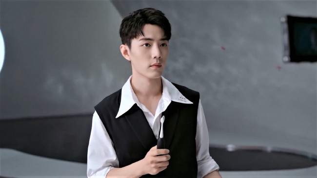 Обои картинки фото мужчины, xiao zhan, актер, жилет, зубная, щетка