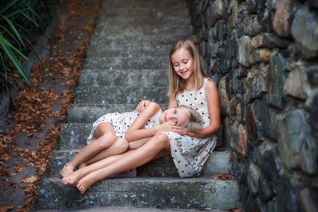 Обои картинки фото разное, люди, дети, ступеньки, девочка, светлые, волосы, платье, в, горошек, осень, фото, анастасия, бармина, photar