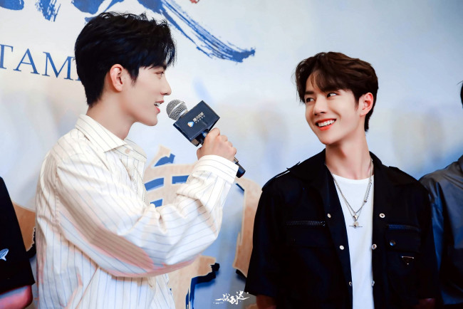 Обои картинки фото разное, знаменитости, ван, ибо, сяо, чжань, микрофон