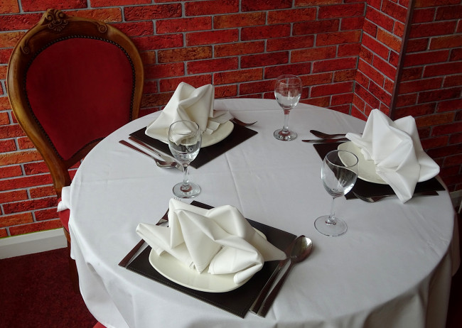 Обои картинки фото интерьер, декор,  отделка,  сервировка, приборы, бокалы, салфетки