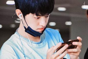 Картинка мужчины xiao+zhan актер маска футболка телефон наушники очки