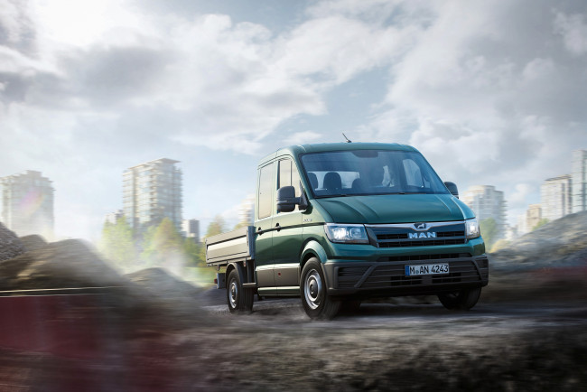 Обои картинки фото автомобили, man, зеленый, грузовик, город, кучи