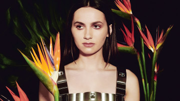 Картинка девушки maude+apatow брюнетка цветы лицо