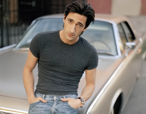 Обои картинки фото мужчины, adrien brody, актер, футболка, джинсы, машина