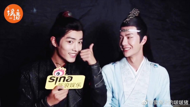 Обои картинки фото разное, знаменитости, сяо, чжань, ван, ибо, костюмы, жест, микрофон